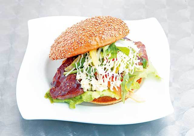 KOBE GAVLY（兵庫・摂津本山） “特選神戸牛”ロースバーガー（2040円） 神戸牛のロースをたっぷり100g使用。上質の脂は胃もたれ一切なし。オリジナルソースも美味。