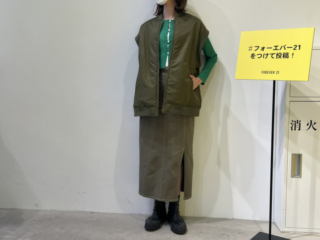 【FOREVER 21 MA-1ベストと配色ステッチスリットスカート】BIGシルエットなのにだらしなく見えない