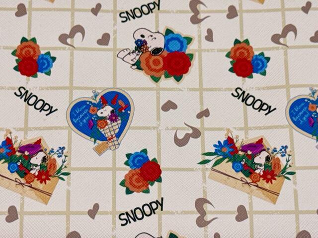ベージュのチェックをベースに、ハートやレター、お花、スヌーピーが散りばめられた総柄。かわいすぎる〜!