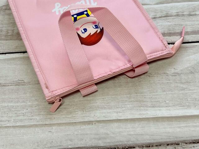 ファスナーもバッグと同色のピンク！