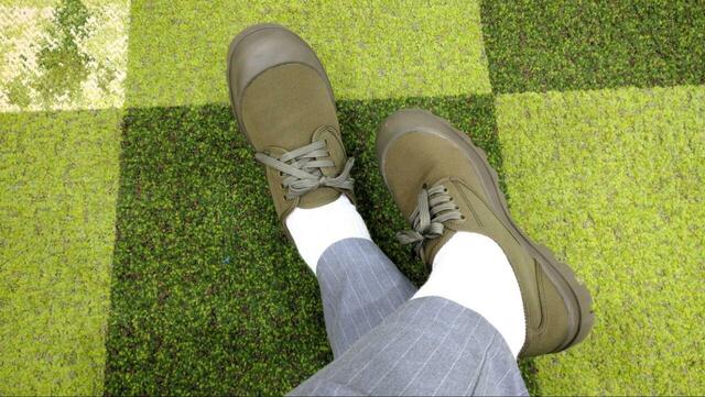 【無印良品　柔らかい中敷を使用した撥水タンクソールシューズ】ソールの重さはそれほど気になりません。普通にスニーカーを履くのと同じ感覚で過ごせます◎