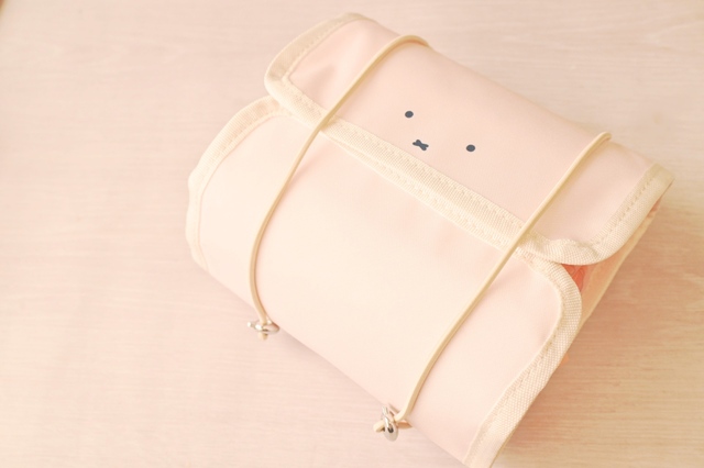 【宝島社『素敵なあの人 2026年3月号』特別付録】ケースに付属したゴムでくるっと丸めれば、コンパクトに持ち運びが可能です