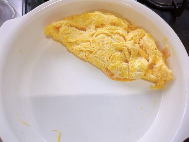 【アイリスオーヤマ お皿になるフライパン6点セット】こびりつかないので、オムレツも菜箸でキレイに寄せて焼けます