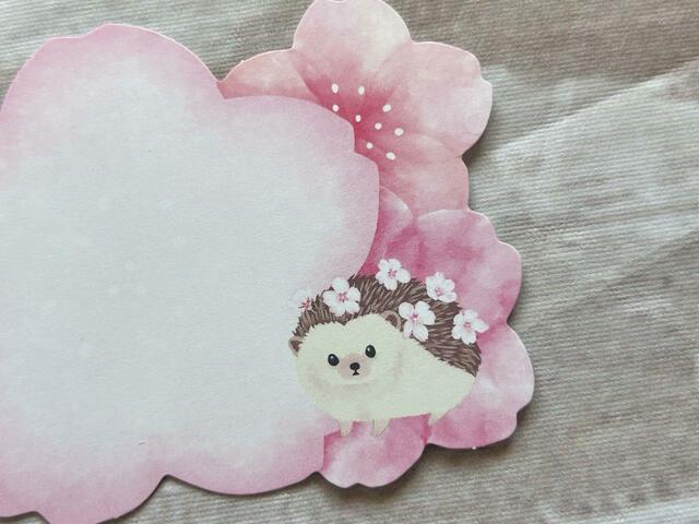 体にたくさん桜の花びらをつけている姿が愛らしさ満点！