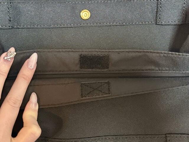 前面側と後面側を仕切る部分は、マジックテープ付きのフラットポケット