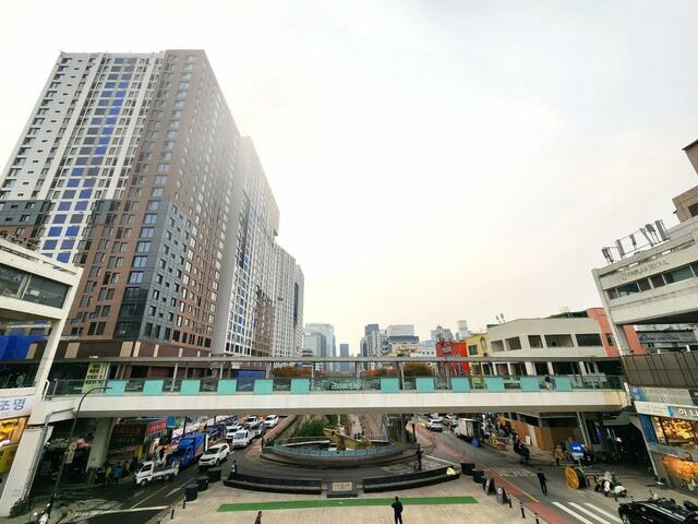 世運商街と清渓商街を結ぶ橋。下には清渓川が流れている