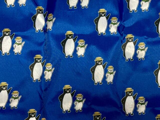 ネイビーにSuicaのペンギン＆子ペンギンの総柄デザイン！