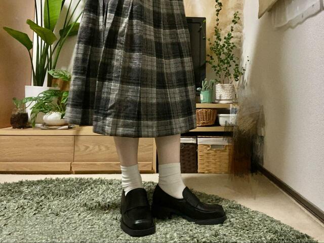 【GU　ボリュームソールローファー+E】クラシカルな雰囲気に合わせてチェックスカートでコーディネート