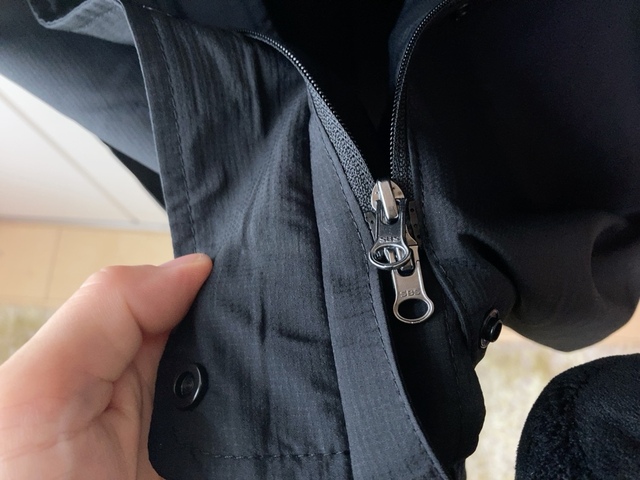 【ワークマン レディース高撥水シェルワンピースコート】ファスナーは安心のYKKです