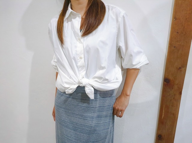 【ワークマン レディースシーンレスシャツ】シャツの裾部分を結ぶとトップがコンパクトになり、脚長効果も期待できます