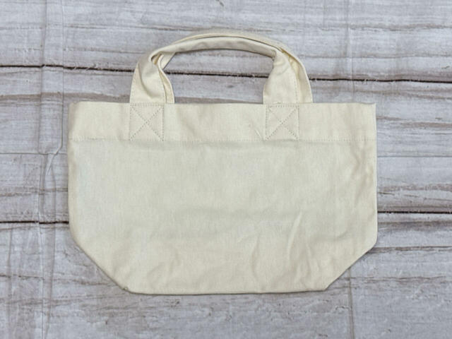 背面は装飾のないシンプルなデザイン