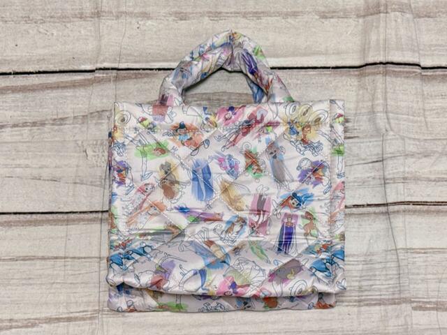 総勢31キャラが登場!ディズニーの壮大な歴史を感じる豪華なデザイン♪