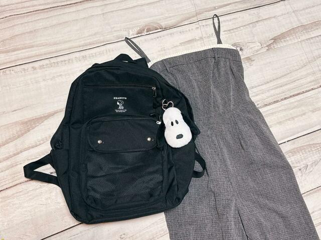 グレーのロンパースと合わせたモノトーンコーデ