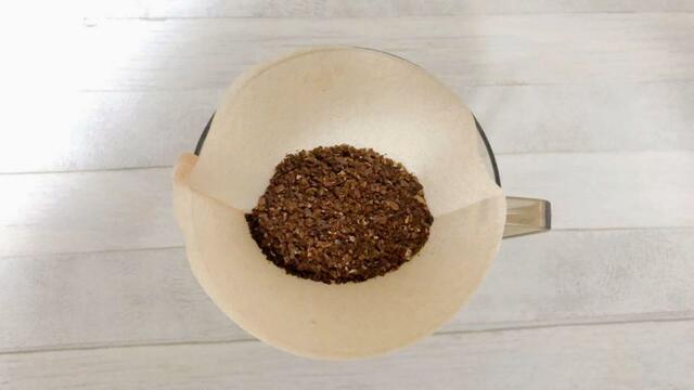 【MonoMaster（モノマスター）5月号特別付録はスヌーピーデザインのコーヒーミルとミニ缶】コーヒーフィルターに挽いた豆を投入します。写真は粗挽き。