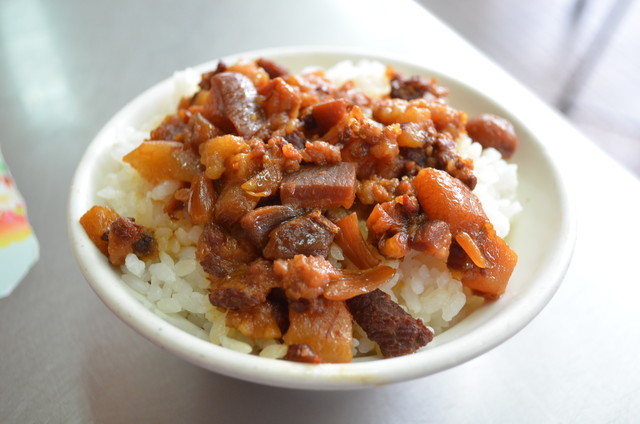 『圓環肉燥飯』の肉燥飯（小30元）はしっかりと味がついていて、サイズも大きめで食べごたえがある