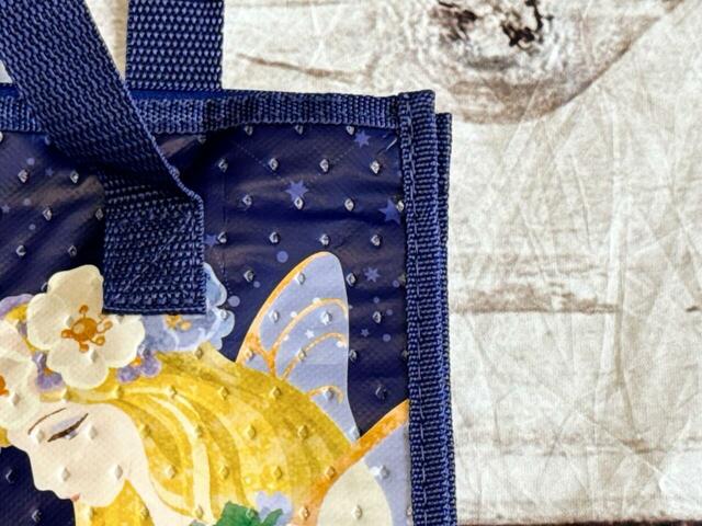 素材は不織布。紙のような手触りの生地