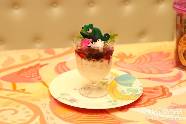 ＜パスカル＞塔の中でかくれんぼグラノーラボウル 1,290円（税込1,419円）／メラミンプレート+1,000 円（税込1,100円）