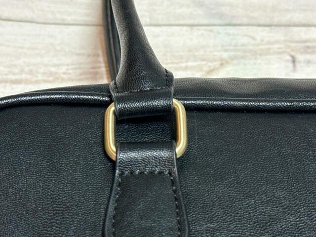 金具はすべてアンティークゴールド。ハードに見えない＆高見えするのがうれしいポイント！