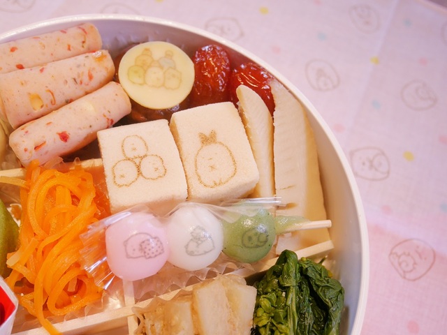 おせち・三段重「すみっコぐらし」｜チーズ肉団子や三色団子など、子供が食べやすく可愛い料理がたくさん！