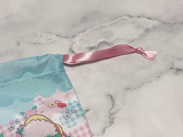 巾着の紐はピンクのサテンリボンでガーリー♪