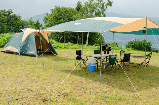 ビギナーズセット（1セット4名用）¥13,000｜セット内容 テント(4～5人用)／タープ／テーブル／チェア(4脚)／ランタン(電池別売)／クッキングストーブ(ガス燃料別売)／シュラフ4本／銀マット／アイスボックス／コッフェル(鍋・大中小・フライパン・メッシュバスケット・お玉・ターナー)／ウォータージャグ／包丁／まな板 ※ハンモックはセットに含みません