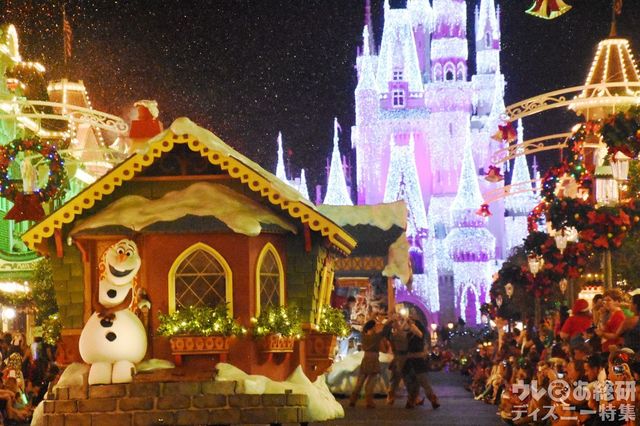 オラフはアナとエルサを見守るかのように、後ろからついていきます。