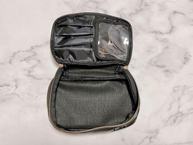 【ANNA SUI COLLECTION BOOK 2つに分かれるバニティポーチ】上段を開けてみると…