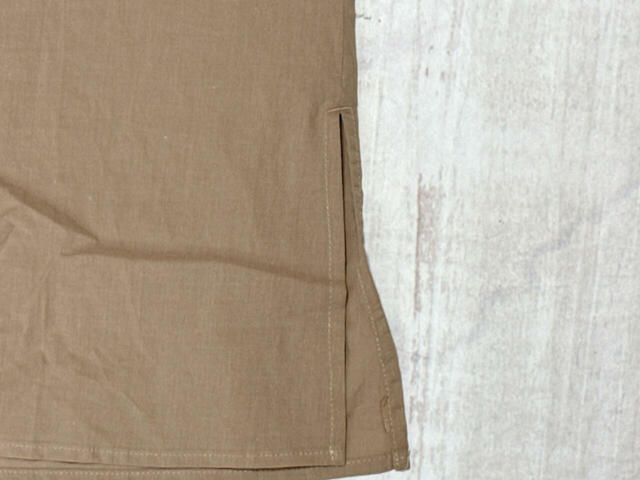 裾にはスリット入りで足捌きも◎