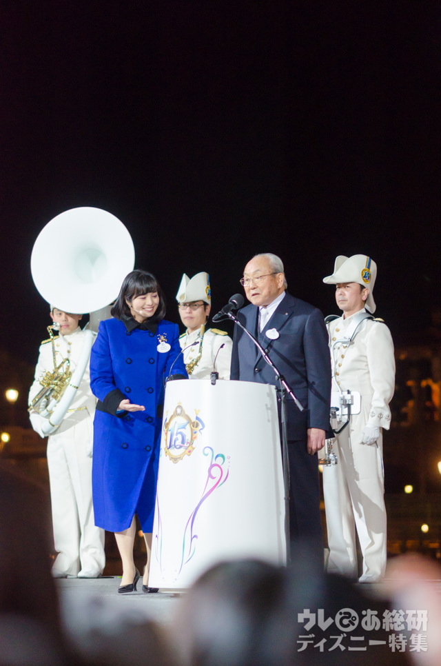 左：東京ディズニーリゾート・アンバサダー福本望さん 右：株式会社オリエンタルランド代表取締役会長(兼)CEO加賀見俊夫さん｜2017年「サンクスデー」東京ディズニーシー