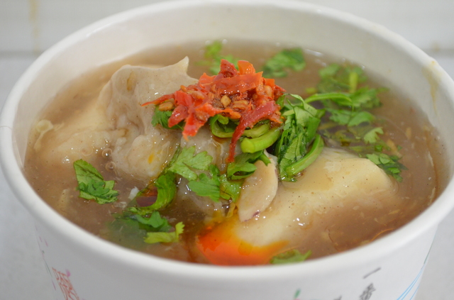  ゴロゴロとスープの中に入っているのはモンゴウイカの切り身とすり身。歯ごたえがバツグン。80元。『金好吃純正花枝羹』