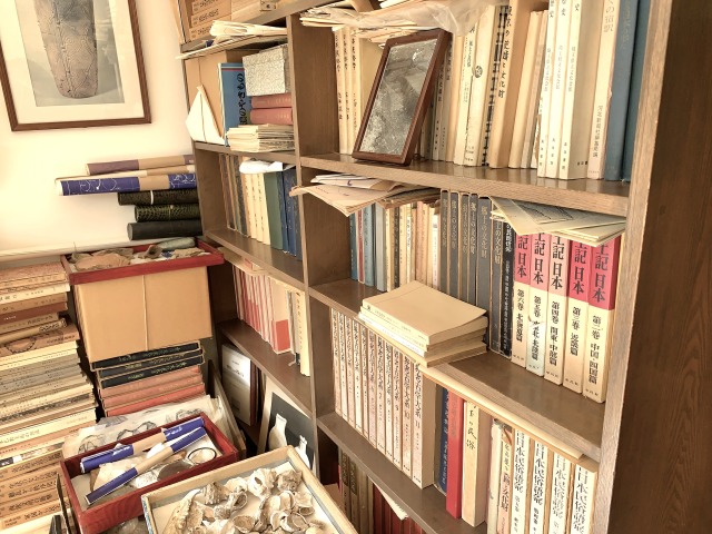 考古学などにまつわる本が並ぶ本棚
