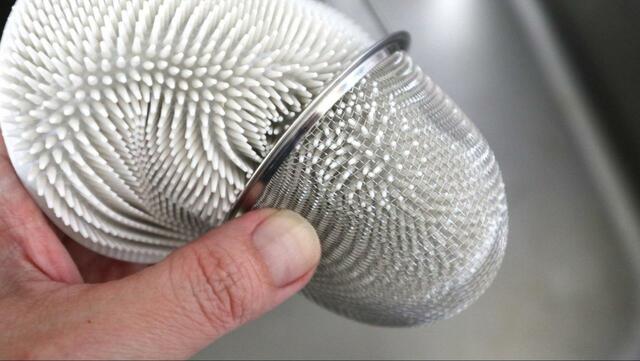 【ニトリ シリコーンスポンジ】金属製の味噌こしの隙間にもしっかり入り込む