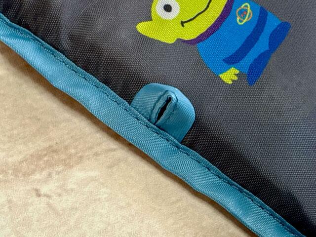 サイドにループ付きで、カラビナなどに引っ掛けることができます