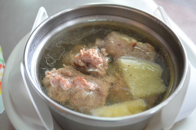 『圓環肉燥飯』の骨付き豚肉と白ゴーヤのスープ（50元）。見た目以上にあっさりとした味