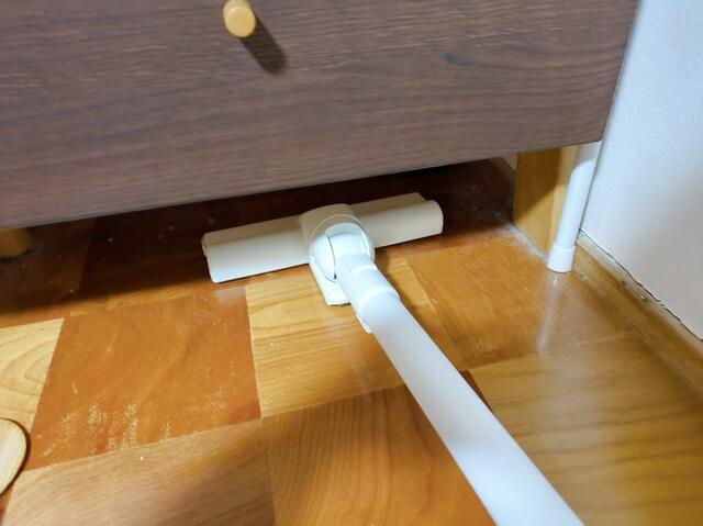 【アイリスオーヤマ ハンディクリーナーマルチツールセット】フロアヘッドは薄めなので家具やソファの下も掃除しやすい