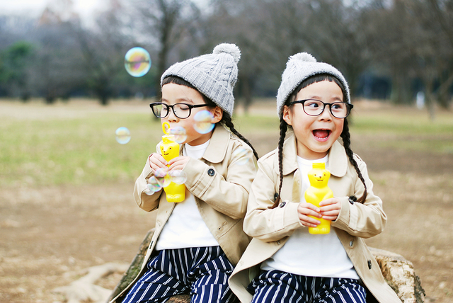 ぱっつん前髪と黒ぶちメガネがトレードマーク、りんあんちゃんもUNIQLOコーデにトライ!