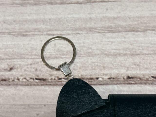 【カルディ　くろねこコインケース】上部にキーリング付きで、バッグなどにつけて持ち歩ける仕様です