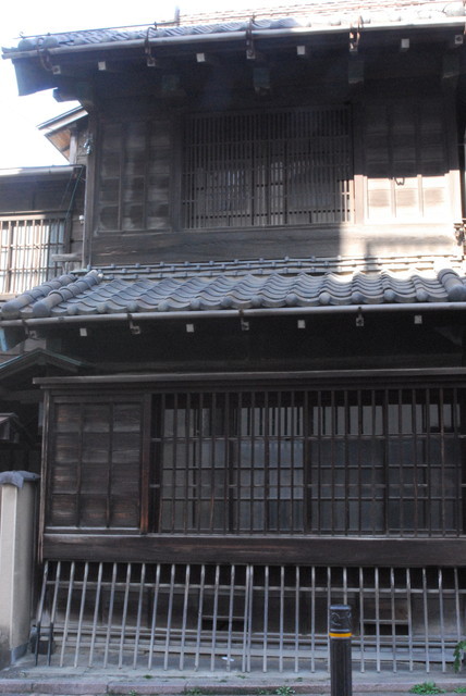 【樋口一葉ゆかりの地　文京区菊坂】伊勢屋質店跡は、土蔵だけでなく住居部分も残されている