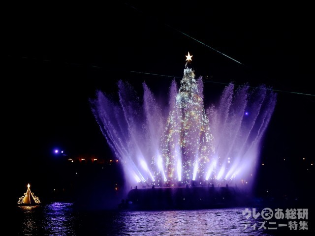 海の中央で輝くクリスマスツリー