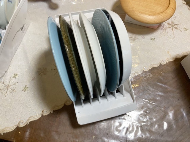 【トトノ 棚置きディッシュスタンド(ワイド)】お皿の間に隙間ができるので通気性良く保管できます♪