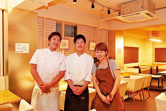 洋食Dining QUATTRO（兵庫・元町） 内観 写真左がご主人の小川さん。店内は白い椅子と木目のテーブルが美しい。