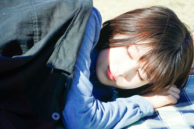 日野真織（福本莉子）お昼寝ショット