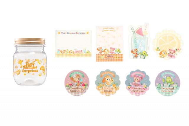 ステーショナリーセット 1,300円｜サイズ：（ケース）直径約6×高さ約9cm（メモ）縦約5～6×横約5～6cm（ふせん）縦約5～6×横約4～5cm、セット内容：メモ2種類、ふせん2種類、シール4種類 各2枚（シール）縦約4×横約5cm｜ダッフィー＆フレンズのテイスティ・サマー・サプライズ