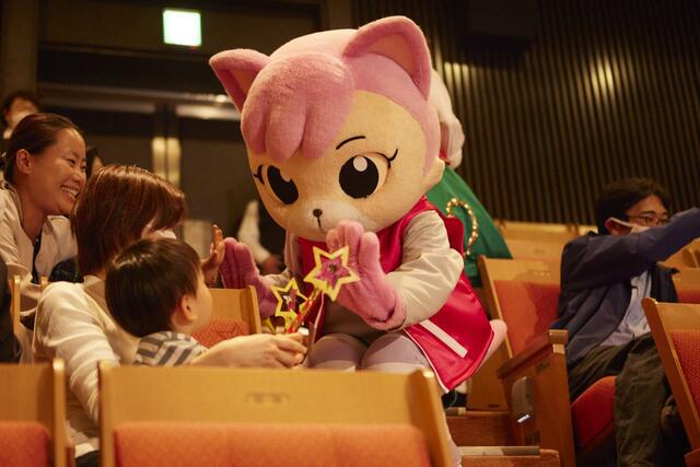 キャストが登場するたびに、子どもたちは大喜び！　忘れられない1日になりました。【しまじろうと きらきらぼしの クリスマス】