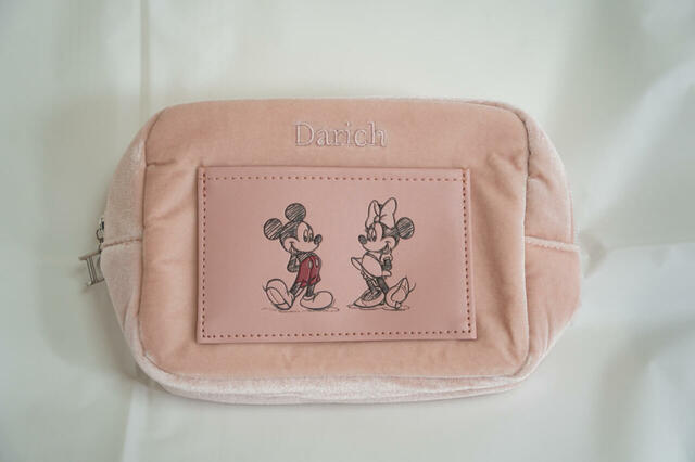 ピンクポーチにはミッキー＆ミニーをデザイン｜Disney LIFESTYLE BOOK ピンクポーチ＆前髪クリップ by Darich 3,949円