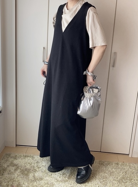 【coca エンボスVネックノースリーブワンピース】組み合わせ次第で雰囲気が変わるので、シーンを選ばず長く楽しめます♪