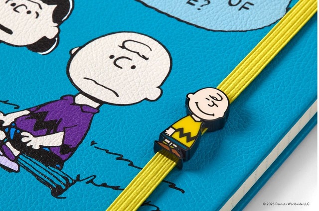 【モレスキン×PEANUTS　ピンズ2個セット／スヌーピー・チャーリー（税込3300円）】ノートのバンド部分をかわいくカスタムできます♪