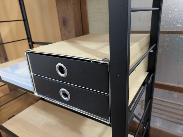 【アイリスオーヤマ 組立簡単 連結スチールラック】奥行34.5cmと絶妙！A4サイズの入る引き出しも問題なく置けました◎