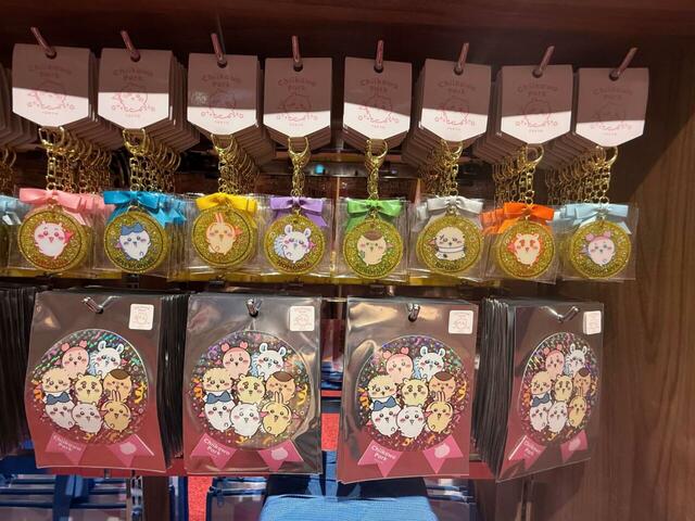 お土産にぴったりなオリジナルステッカーやキーホルダーも！