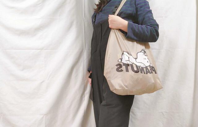 【SNOOPY（スヌーピー）エコバッグ ふせ】ベージュ×暗めのファッションコーデで落ち着いた印象に